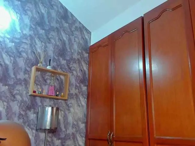 Freechat EMMAPARIS on BongaCams