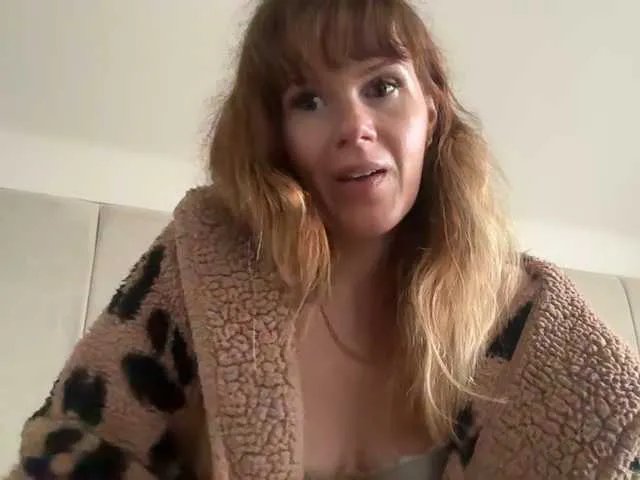 Offline REDHEADROSIE on BongaCams