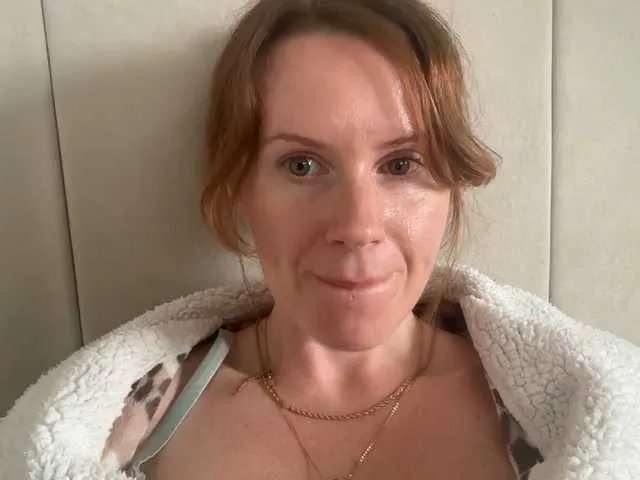 Offline REDHEADROSIE on BongaCams