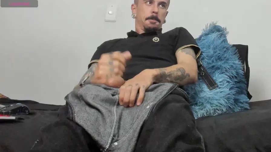 Offline aaronbigdickxxx on Cam4