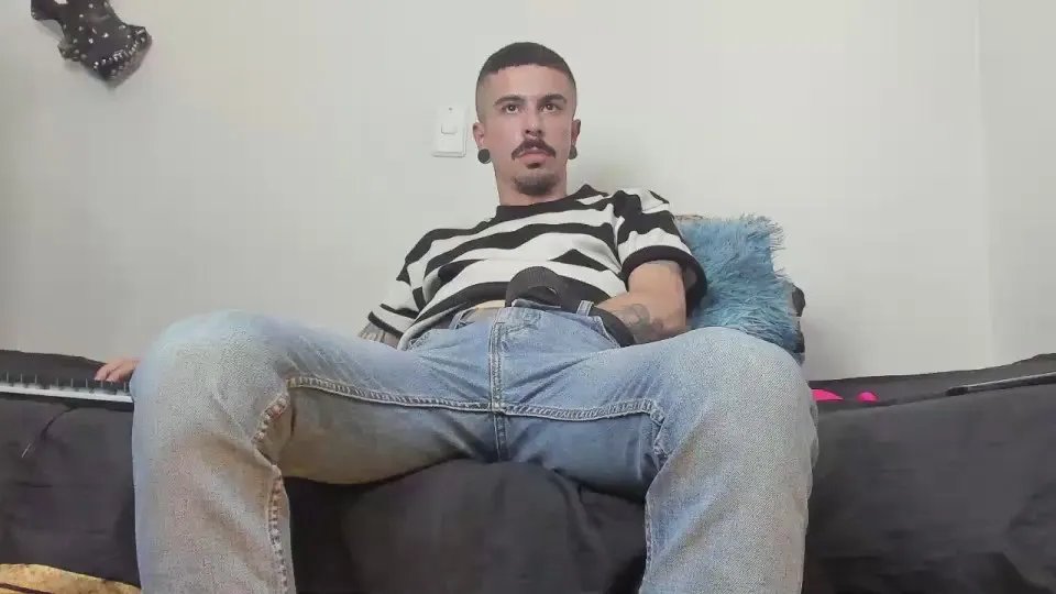 Offline aaronbigdickxxx on Cam4