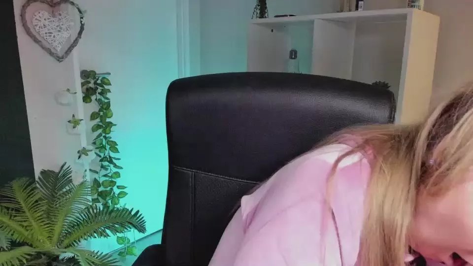 Offline AlenaGoddess on Cam4