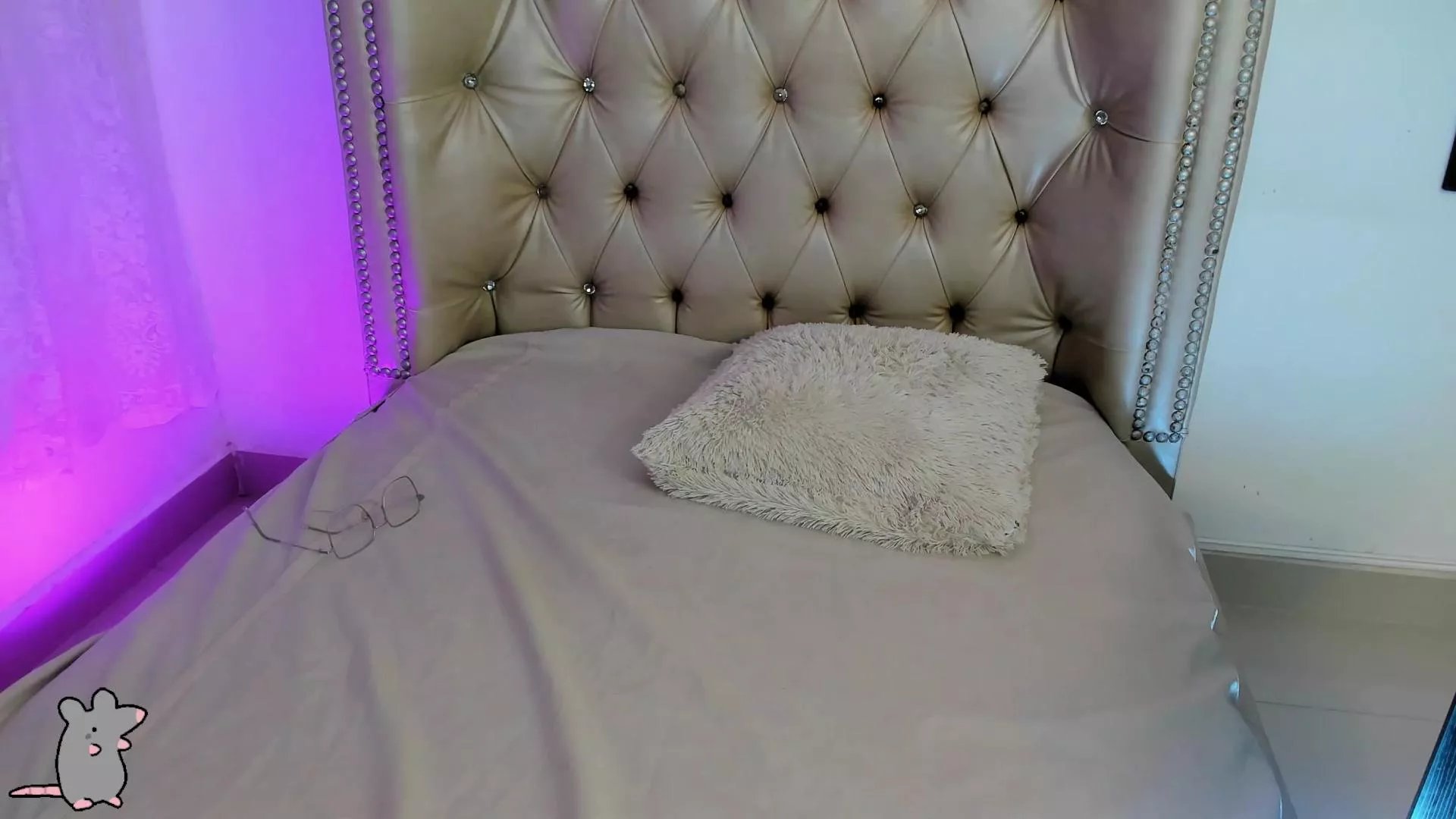 Offline AlexaFoxy18 on Cam4