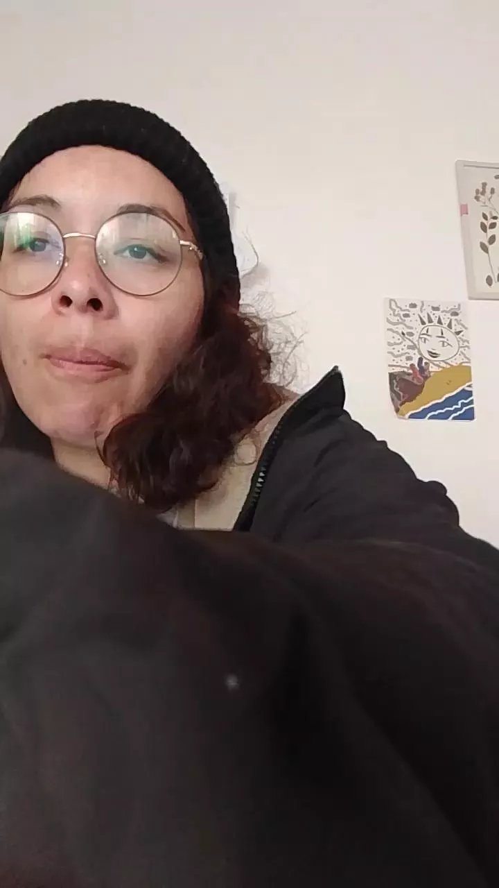 Offline almondwithlove on Cam4