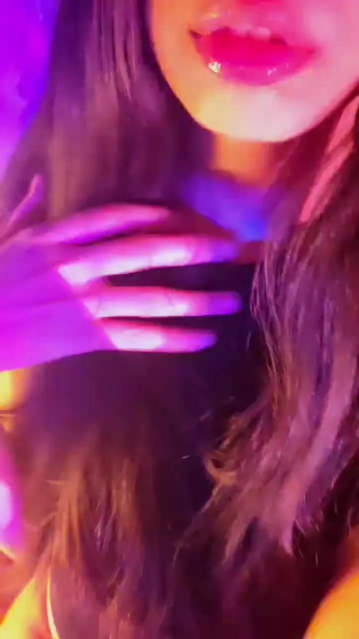 Offline Aloneathome22 on Cam4