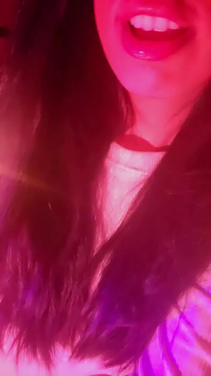 Offline Aloneathome22 on Cam4