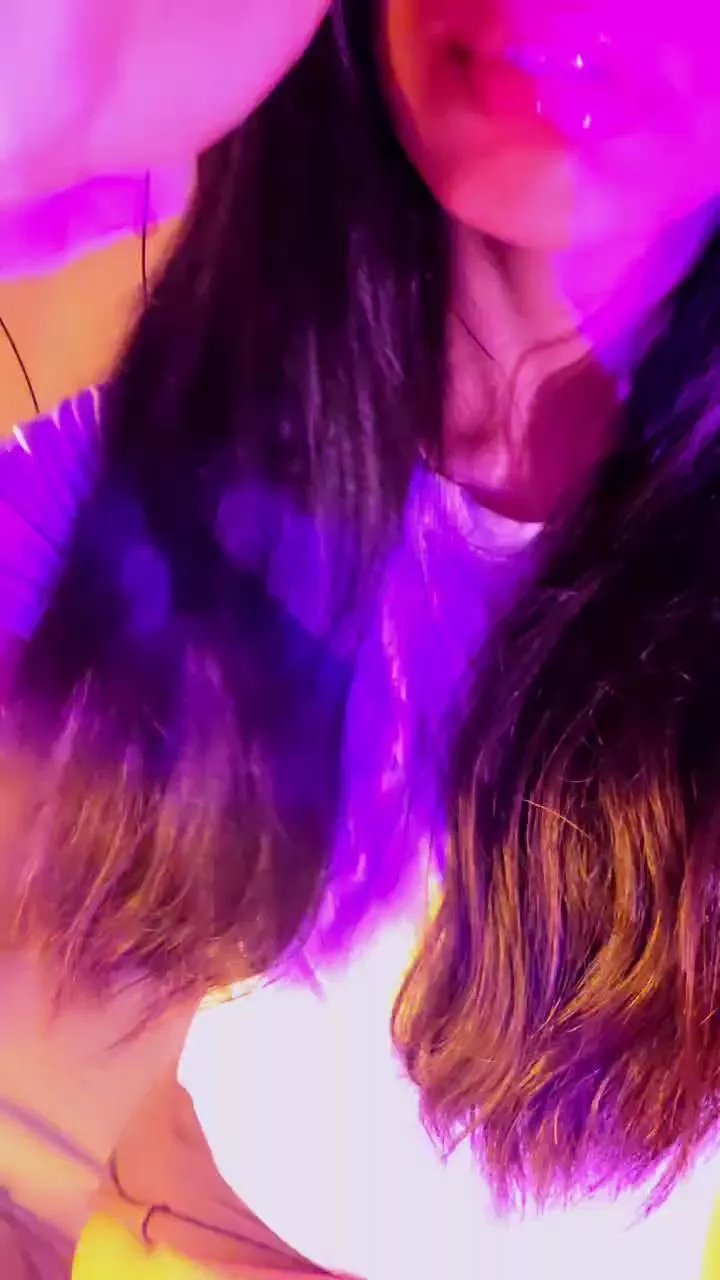 Offline Aloneathome22 on Cam4