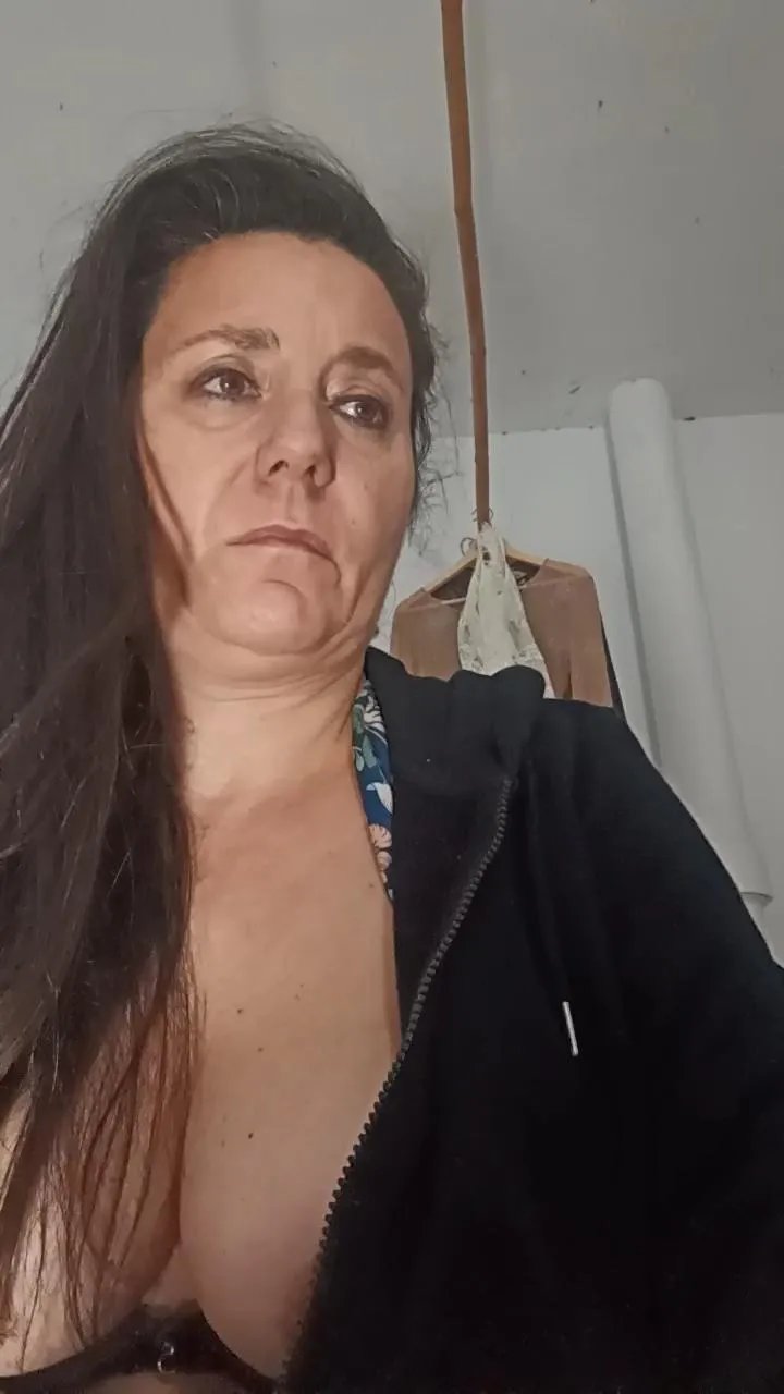 Offline HAIRYPUSSYLIPS on Cam4