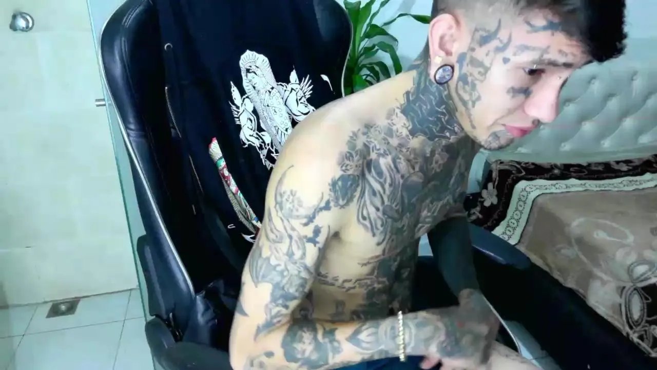 Offline Hot_tattoo_ on Cam4