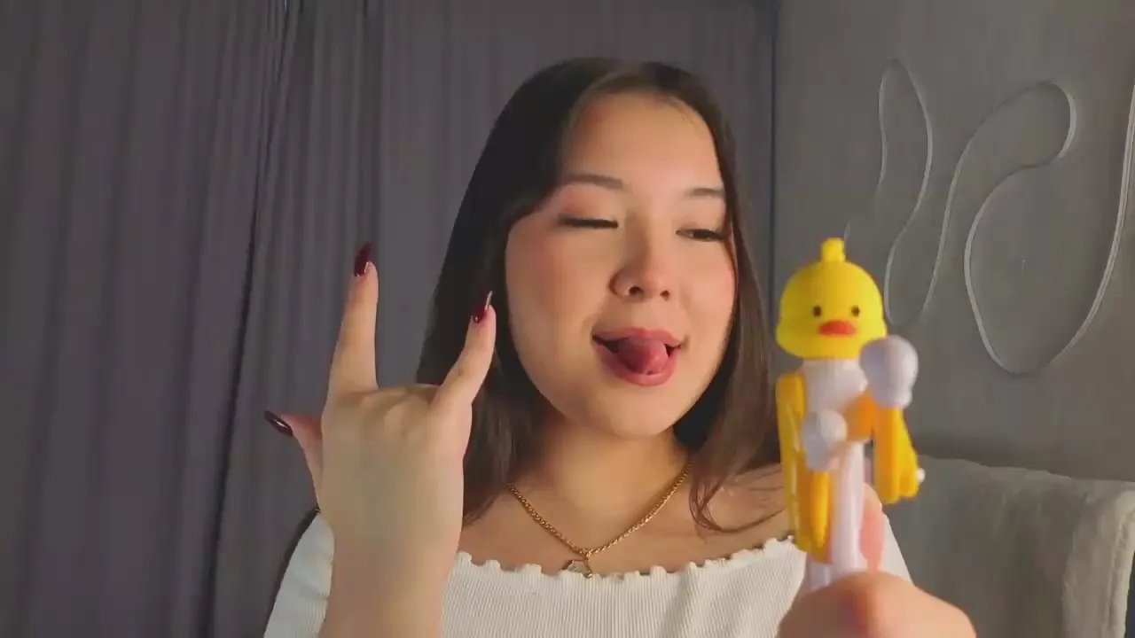 Offline JoanieChelf on Cam4