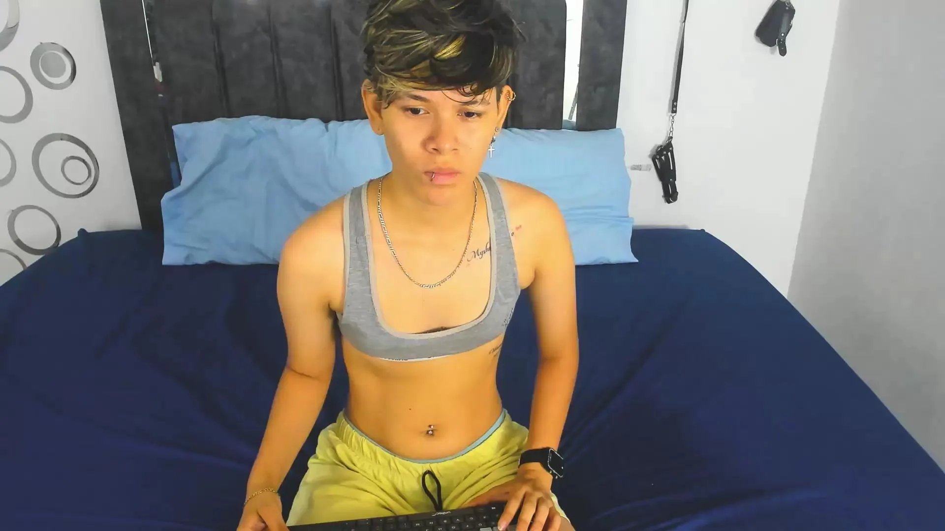 Offline Lily_and_Lina on Cam4