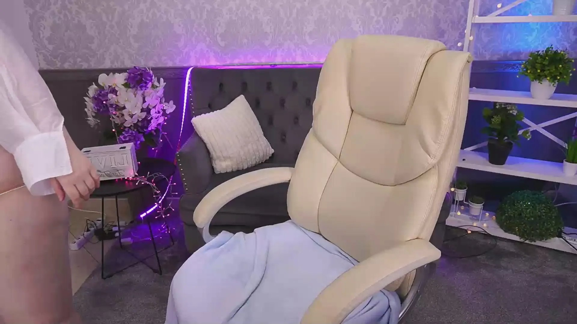 Offline LittleeShy on Cam4