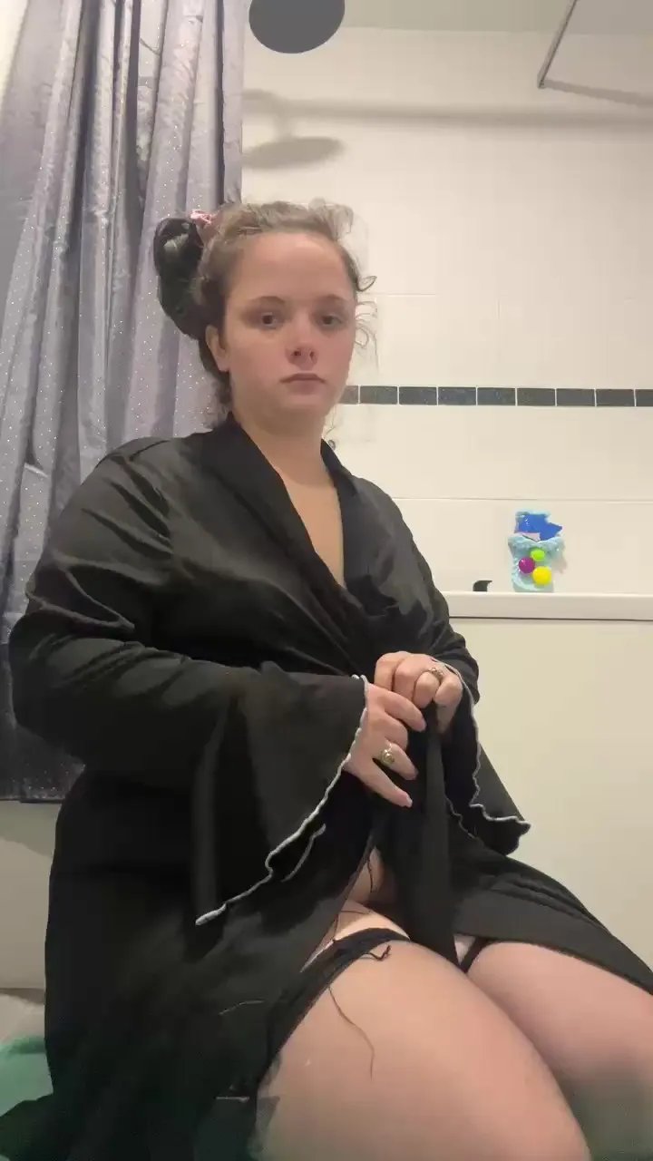 Offline littlered2xxx on Cam4