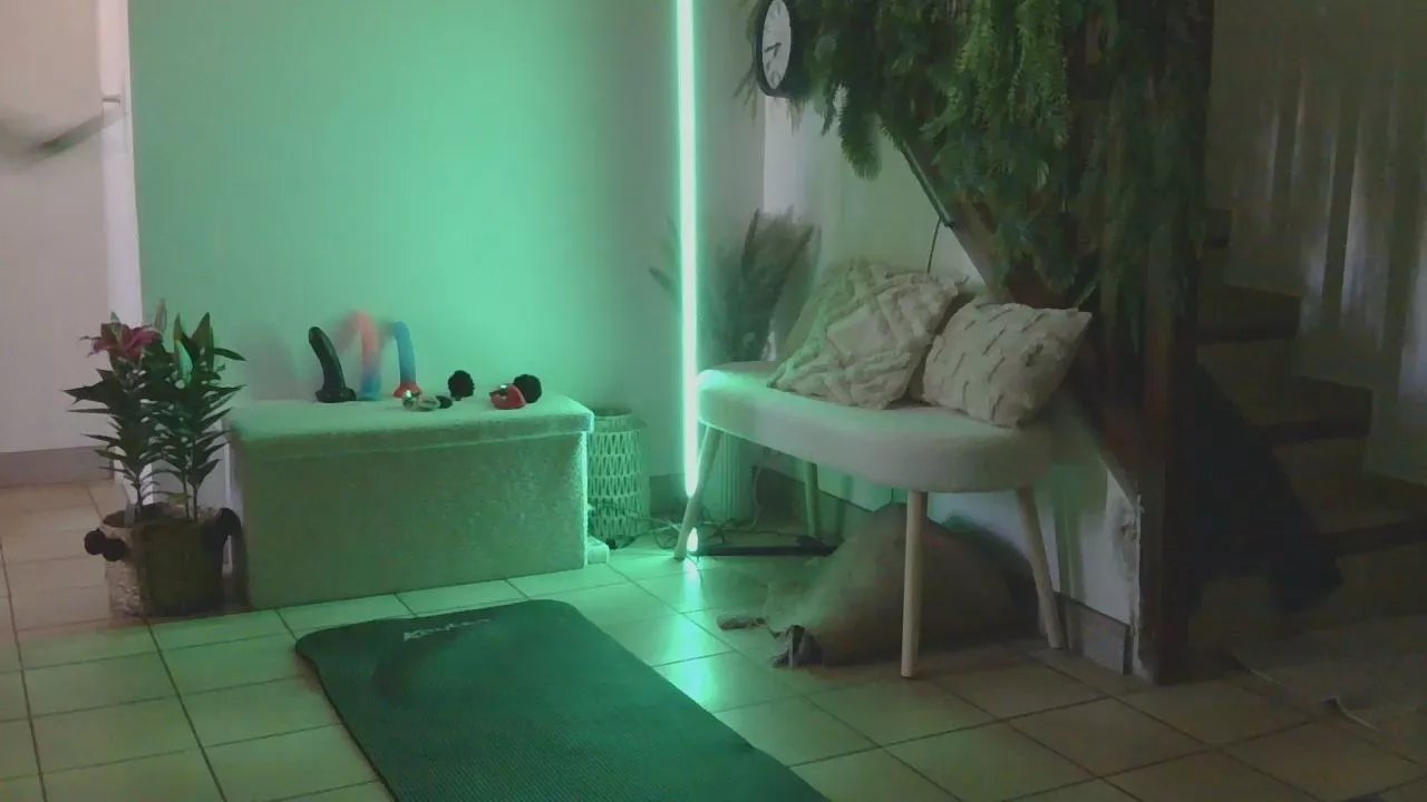 Offline Lyly_laurensaa on Cam4