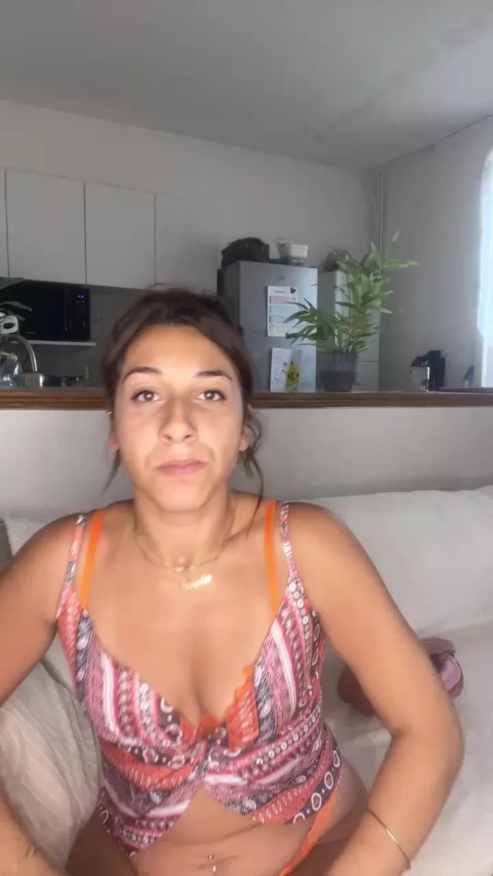 Offline Lyly_laurensaa on Cam4