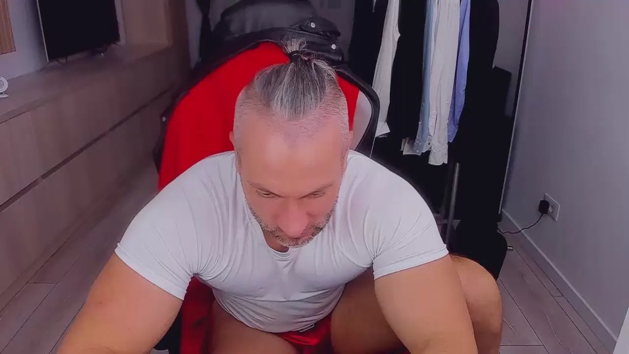 Offline MarisMuscle on Cam4