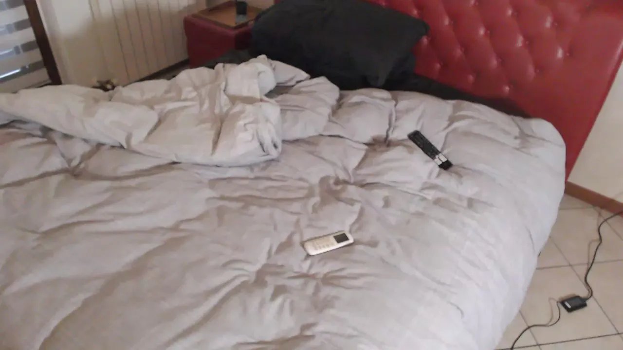 Offline Mrhidemissjachi on Cam4