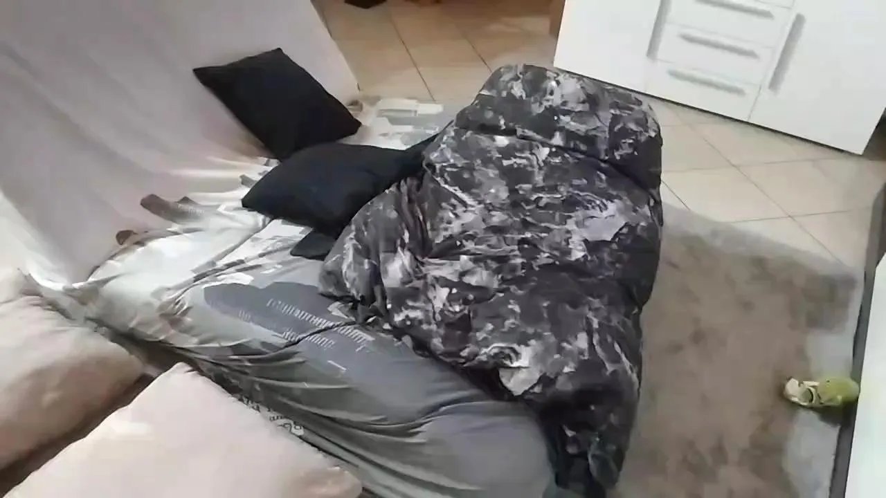 Offline Mrhidemissjachi on Cam4