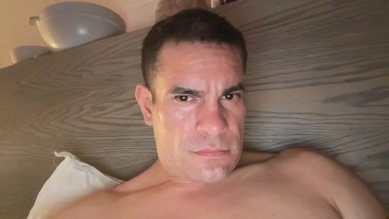 Offline Pablobull0718 on Cam4