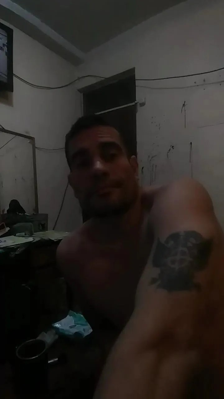 Offline Pablobull0718 on Cam4