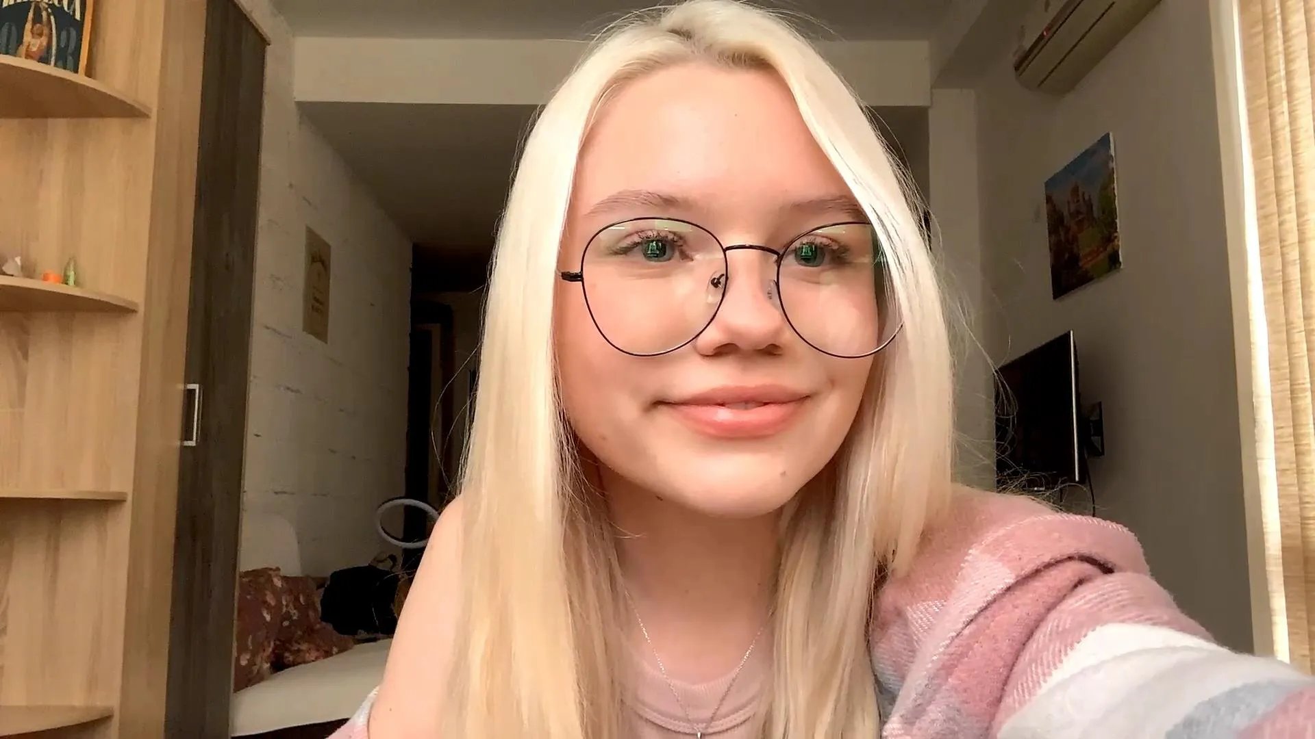 Offline PLUSHIE_EYES on Cam4