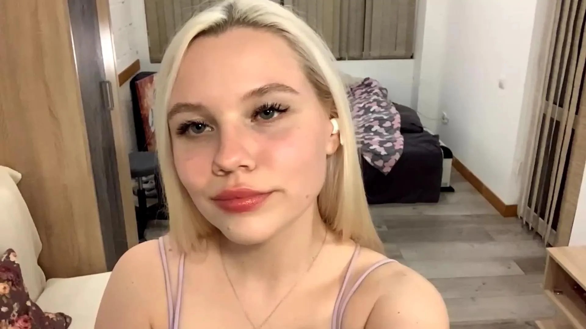 Offline PLUSHIE_EYES on Cam4