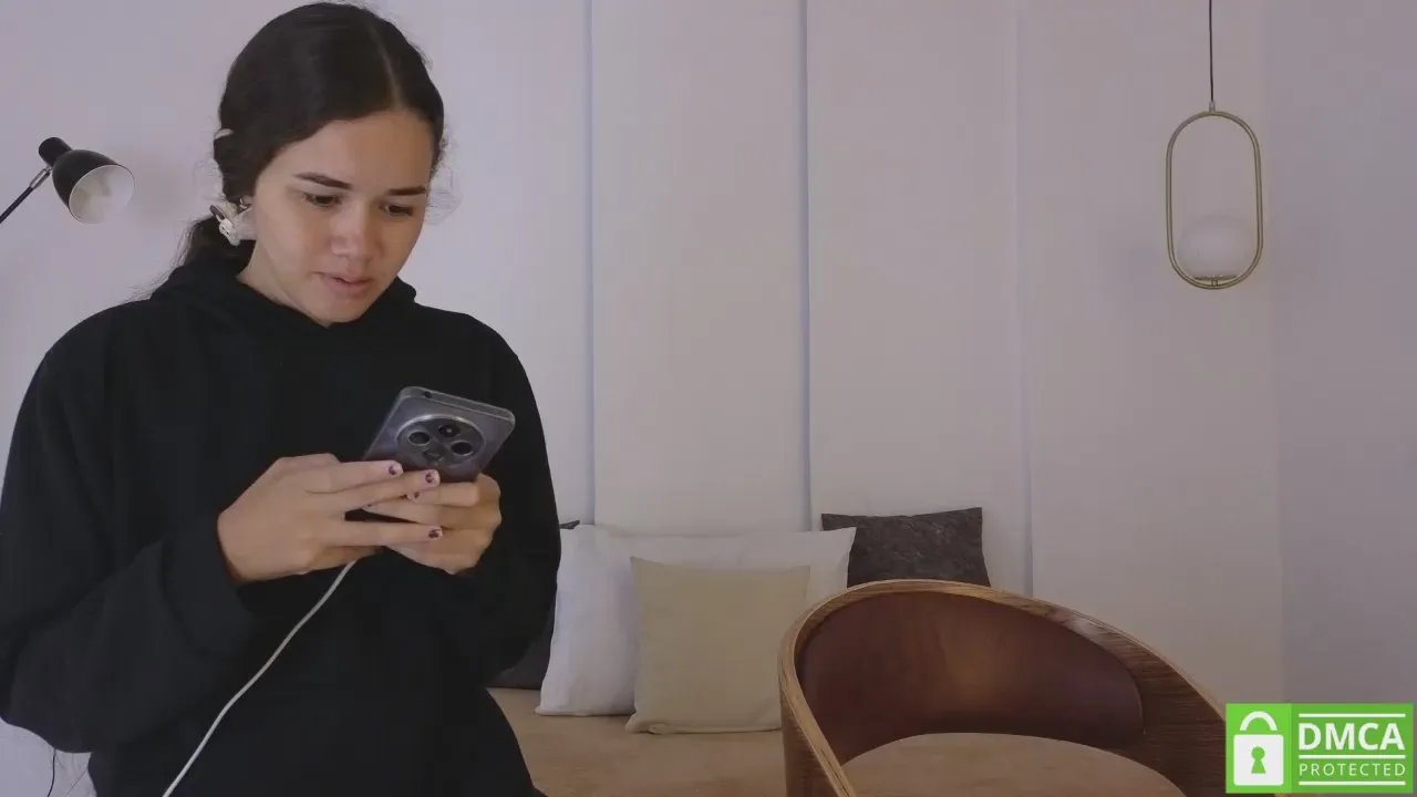 Offline sexychanell_18 on Cam4