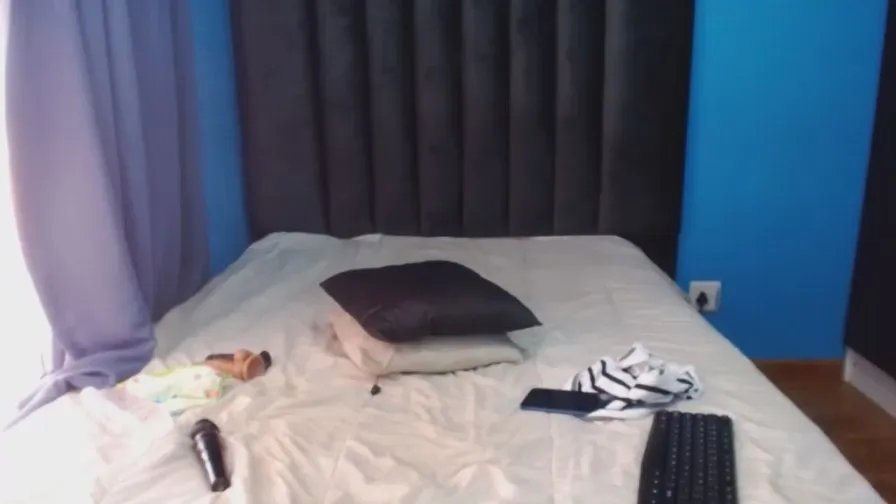 Offline SexyPetiteMia on Cam4