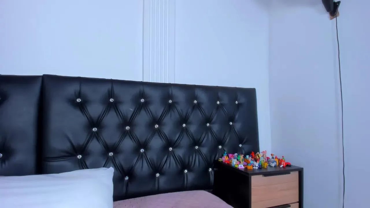 Freechat thara24 on Cam4