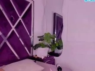 Freechat angelkyraasm on CamSoda