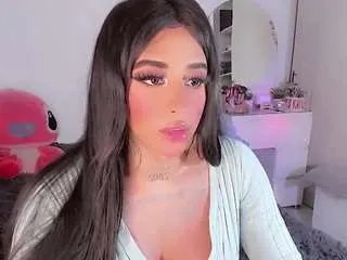 Freechat bellahottestt on CamSoda