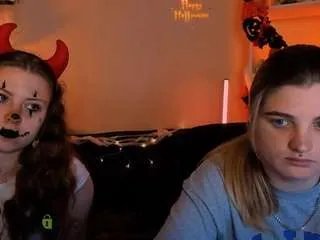 Freechat foxy-tease on CamSoda