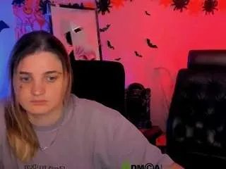 Freechat foxy-tease on CamSoda