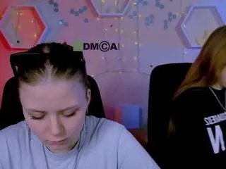 Freechat foxy-tease on CamSoda