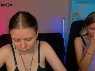 Freechat foxy-tease on CamSoda