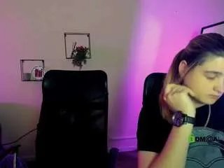 Freechat foxy-tease on CamSoda