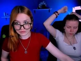 Freechat foxy-tease on CamSoda