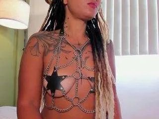 Freechat karlyee on CamSoda