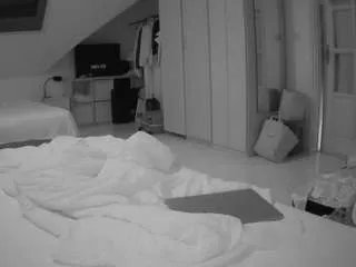 Freechat voyeurcam-julmodels-bed-1 on CamSoda