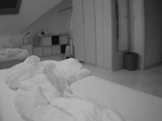 Freechat voyeurcam-julmodels-bed-1 on CamSoda