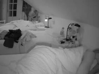 Freechat voyeurcam-julmodels-bed-3 on CamSoda