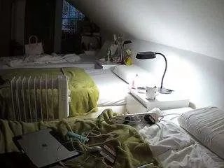 Freechat voyeurcam-julmodels-bed-3 on CamSoda