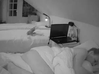 Freechat voyeurcam-julmodels-bed-3 on CamSoda