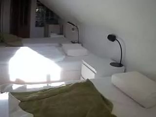 Freechat voyeurcam-julmodels-bed-3 on CamSoda