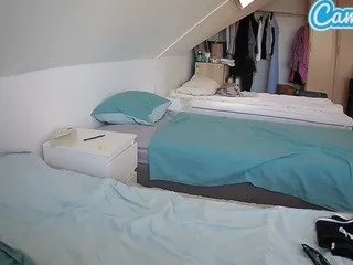 Freechat voyeurcam-julmodels-bed-4 on CamSoda