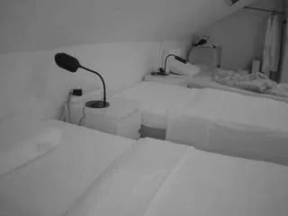 Freechat voyeurcam-julmodels-bed-4 on CamSoda