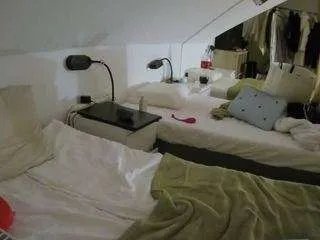 Freechat voyeurcam-julmodels-bed-4 on CamSoda