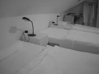 Freechat voyeurcam-julmodels-bed-4 on CamSoda