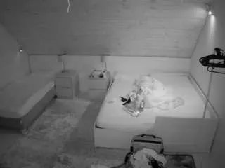 Freechat voyeurcam-julmodels-whitebed-2 on CamSoda