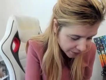 Freechat artsyandcraftsy_ on Chaturbate